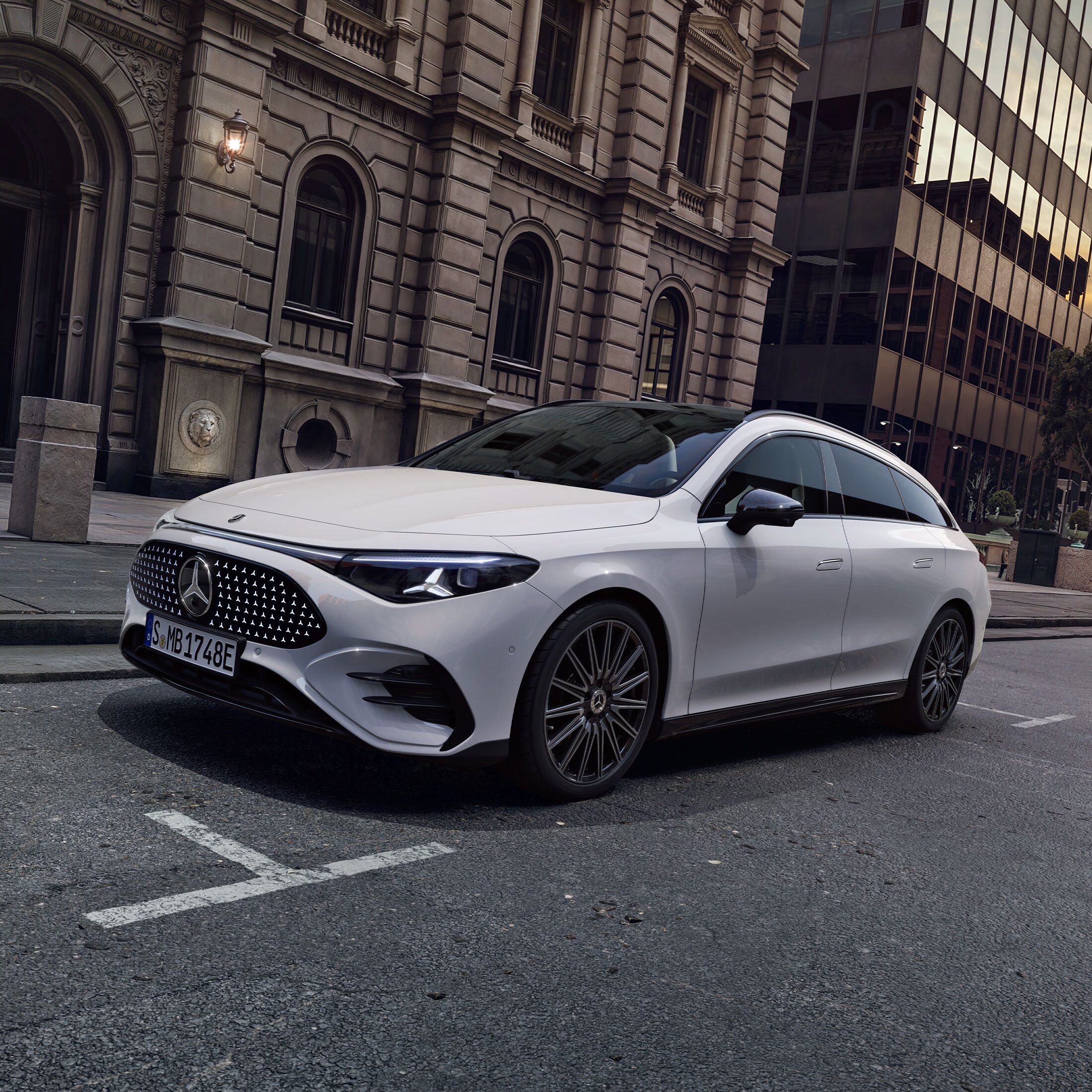 Visual de un CLA Shooting Brake blanco aparcado en la calle