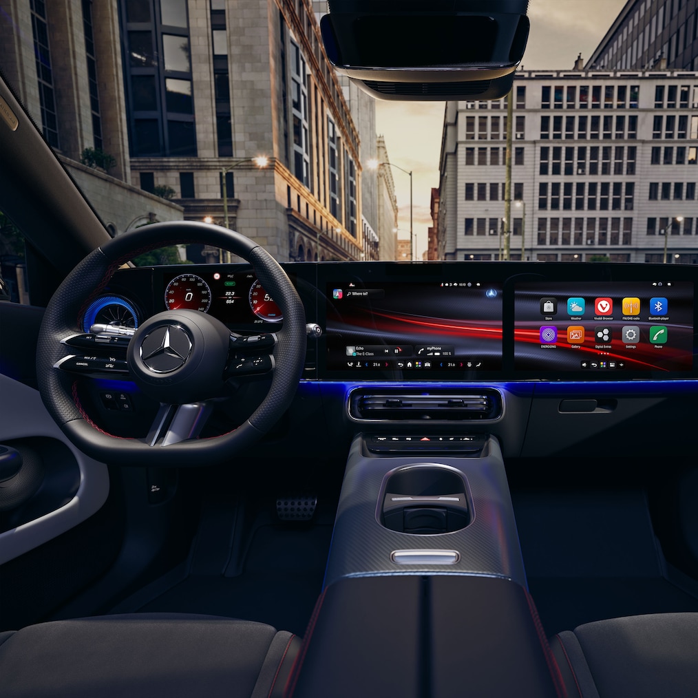 El puesto de conducción con MBUX Superscreen en el interior del CLA Shooting Brake eléctrico de Mercedes-Benz.