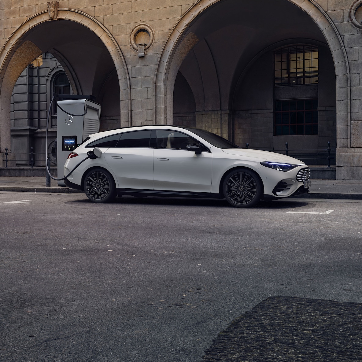 El CLA Shooting Brake eléctrico de Mercedes-Benz en color blanco en una estación de carga.