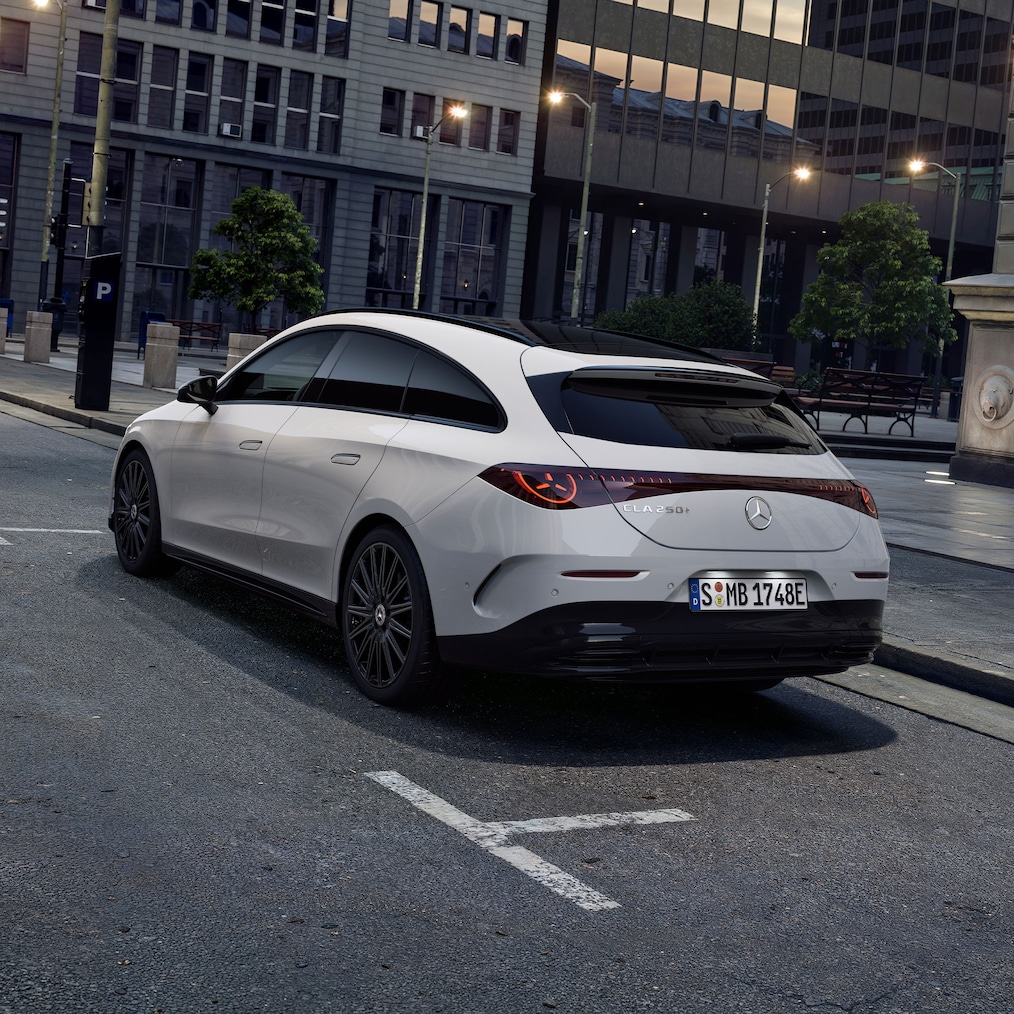 El diseño de la parte trasera del exterior del CLA Shooting Brake eléctrico en color blanco de Mercedes-Benz.
