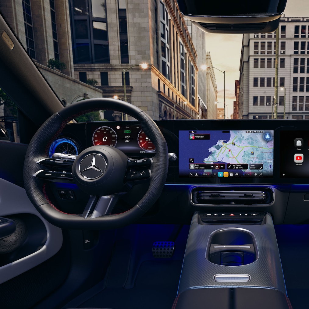 El nuevo puesto de conducción con superpantalla MBUX en el interior del CLA Shooting Brake eléctrico con tecnología EQ.