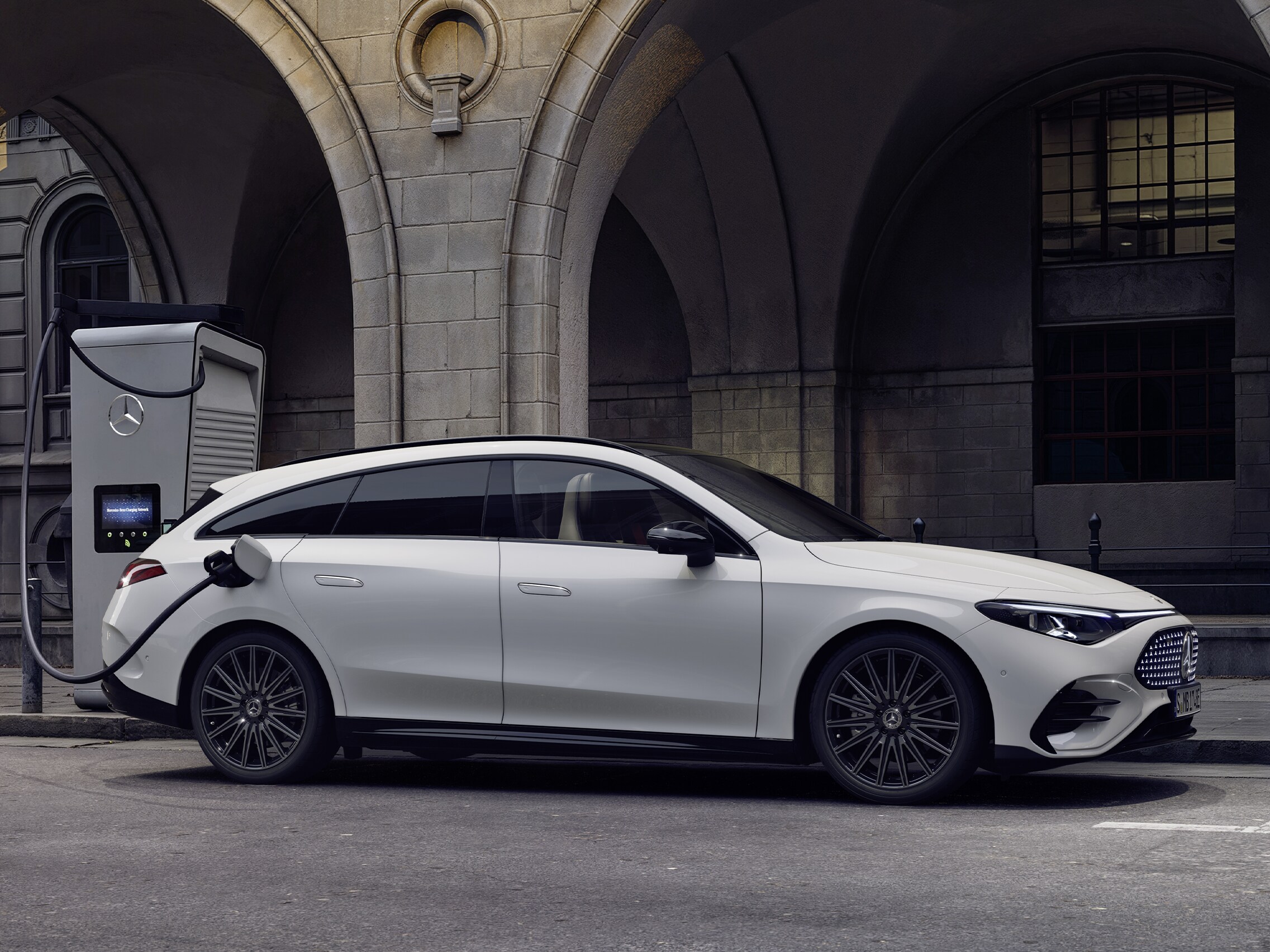 visual lateral del nueco CLA Shooting Brake eléctrico en color blanco aparcado en la calle