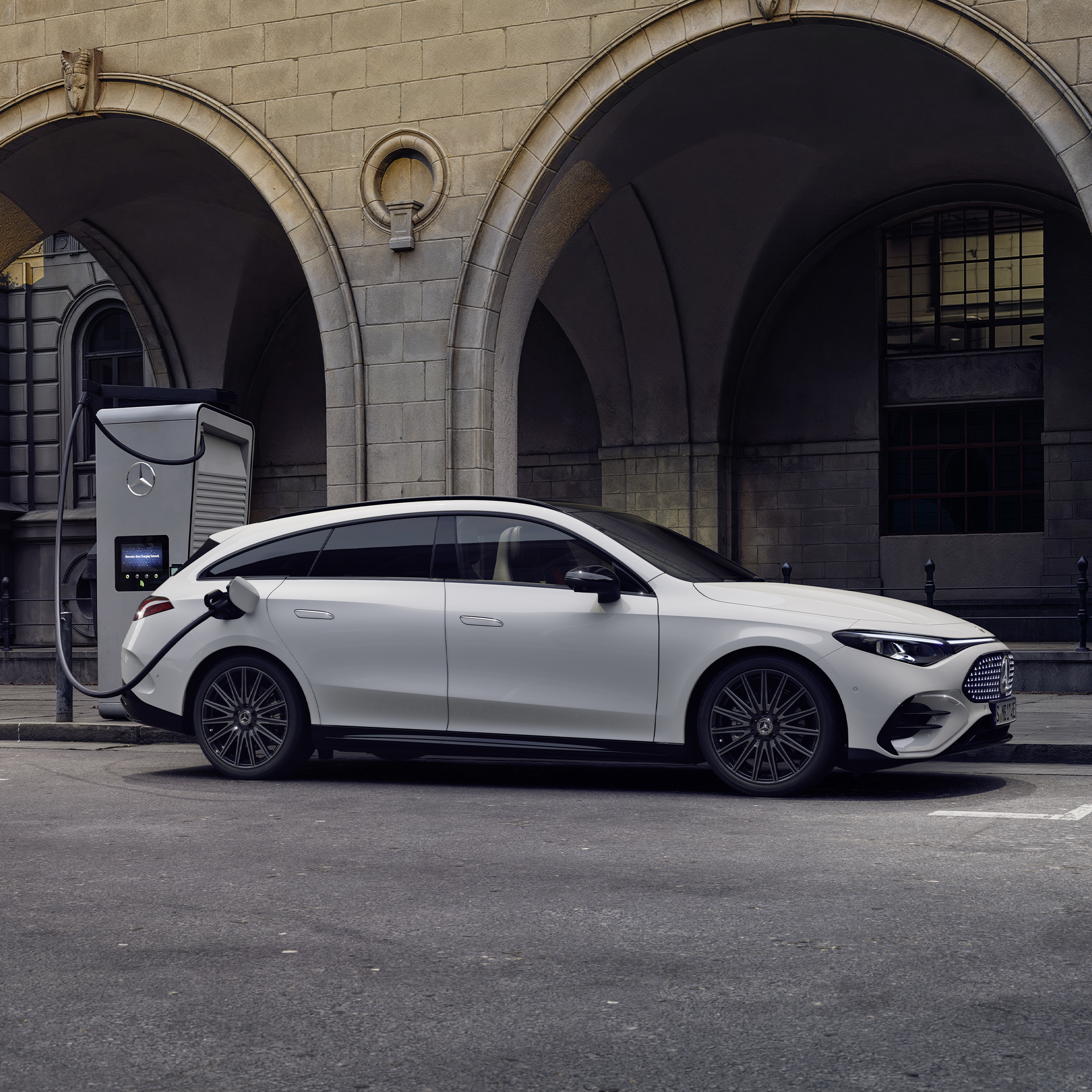 Oferta | CLA Shooting Brake eléctrico | Mercedes-Benz visual lateral del nueco CLA Shooting Brake eléctrico en color blanco aparcado en la calle