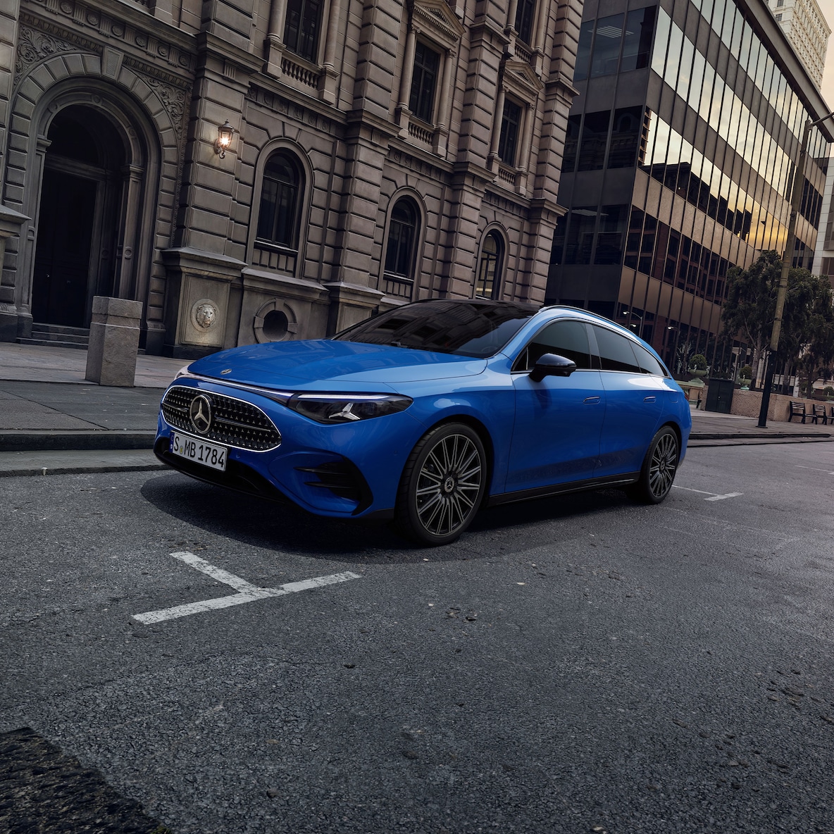 Vista trasera lateral del Mercedes-Benz CLA Shooting Brake X178 con AMG Line Plus.