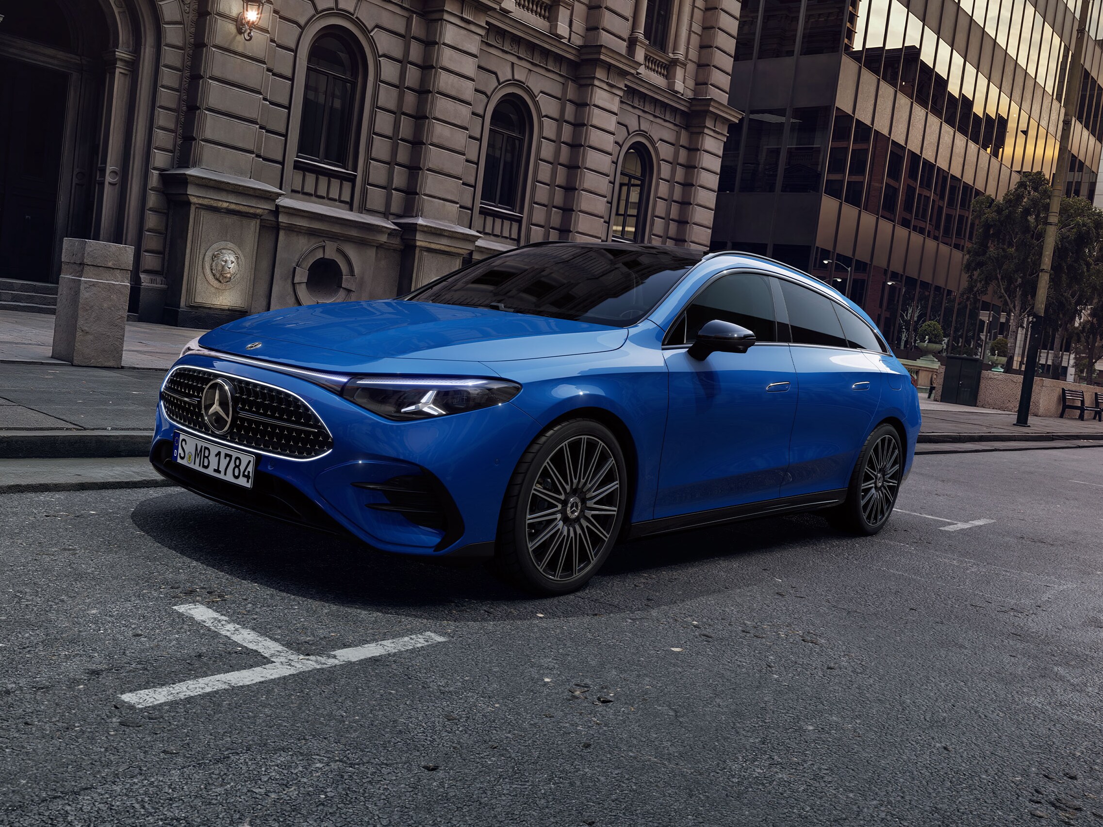 visual alteral del nueco CLA Shooting Brake híbrido en color azul aparcado en la calle