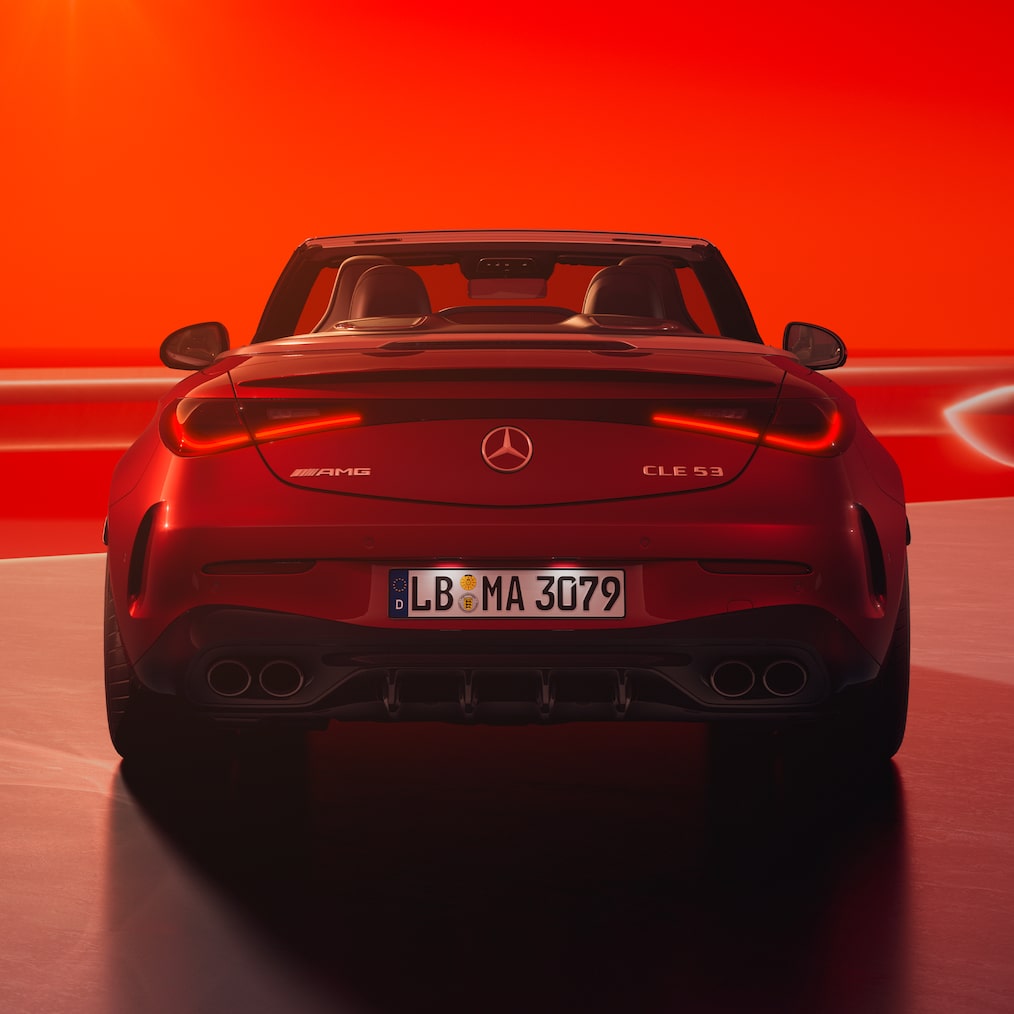 Vista trasera frontal del Mercedes-AMG CLE 53 4MATIC+ Cabrio.