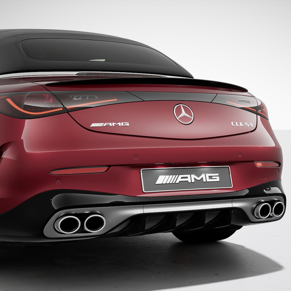 El CLE Cabrio de Mercedes-AMG con el paquete exterior de fibra de carbono AMG II opcional.