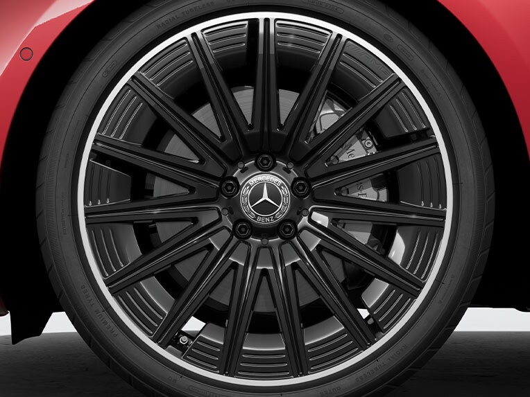 Sistema de frenos con discos de freno de mayores dimensiones en el eje delantero del CLE Cabrio de Mercedes-Benz.
