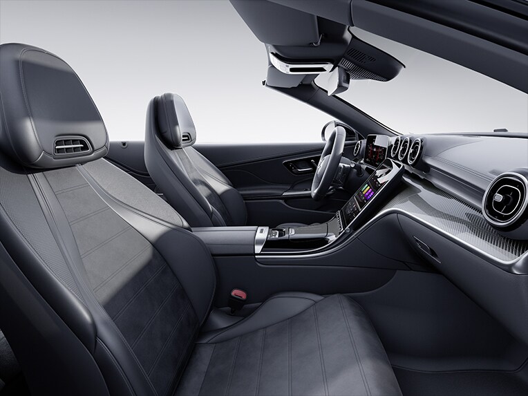 El equipamiento interior AMG Line del CLE Cabrio de Mercedes-Benz.