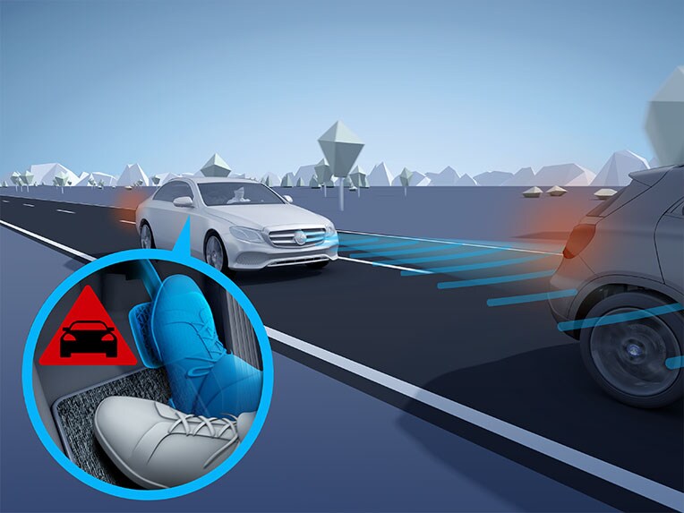 Principio de funcionamiento del asistente de frenado activo en el nuevo Mercedes-Benz CLE Coupé.