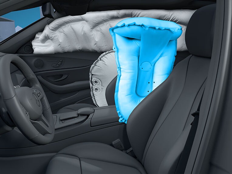 Una ilustración del airbag central en el nuevo Mercedes-Benz CLE Coupé.