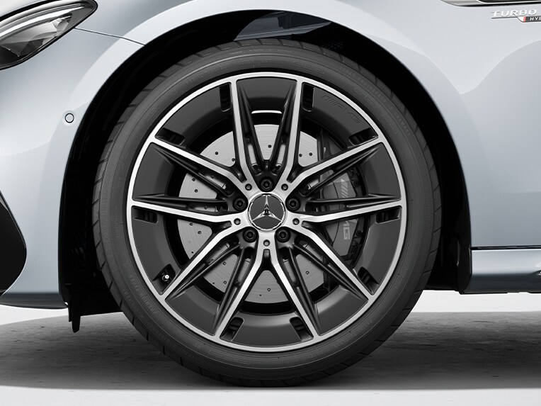Llantas de aleación ligera AMG de 50,8 cm (20") en diseño de 5 radios dobles en el Clase E Estate de Mercedes-AMG
