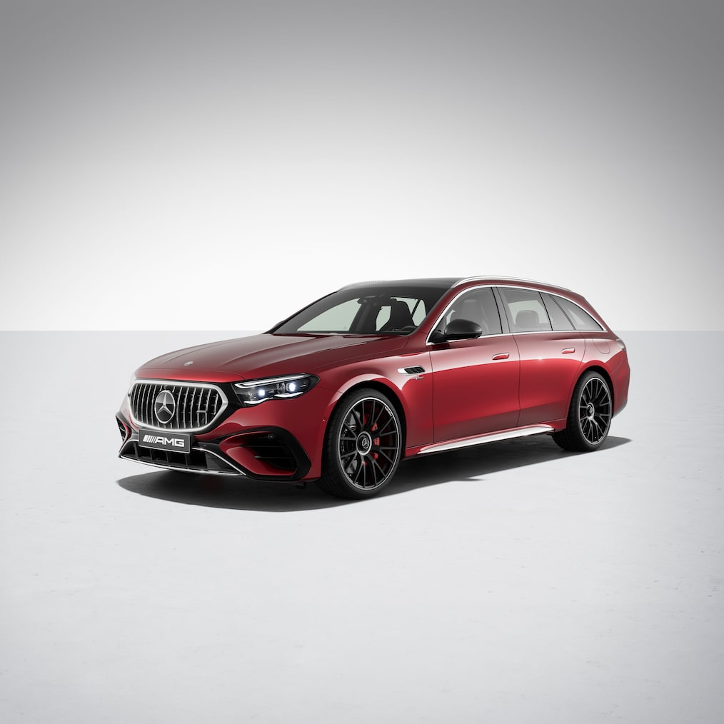 Escorzo frontal del Mercedes-AMG E 53 HYBRID 4MATIC+ Estate con paquete Night AMG I & II.