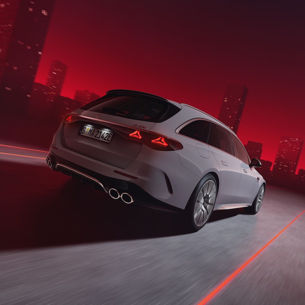 Detalle del faldón trasero AMG en negro con 2 embellecedores redondos de los tubos de escape en cromo brillante.