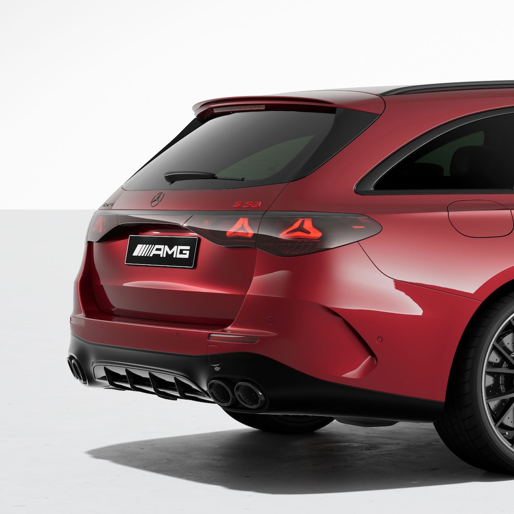 Escorzo frontal del Mercedes-AMG E 53 HYBRID 4MATIC+ Estate con paquete Night AMG I & II.