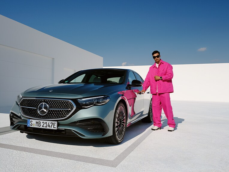 Clase E de Mercedes-Benz con llave digital del vehículo.