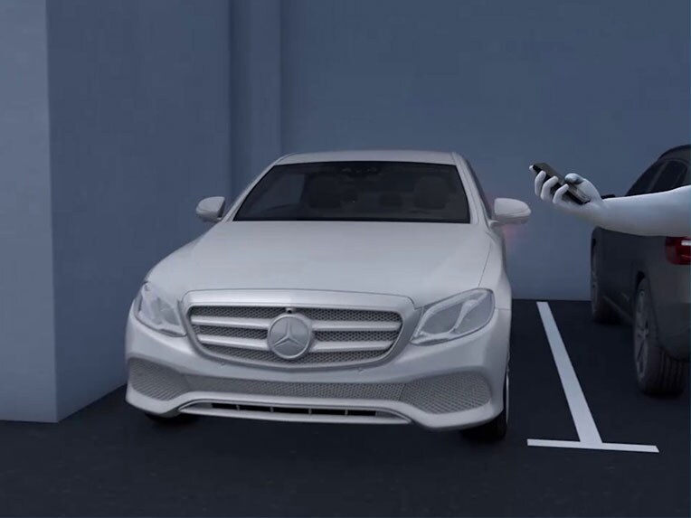 El paquete de aparcamiento con funciones de aparcamiento remotas del Clase E de Mercedes-Benz.