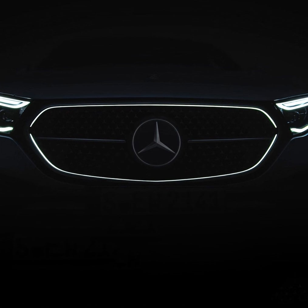 La parrilla del radiador iluminada del Clase E Estate de Mercedes-Benz.