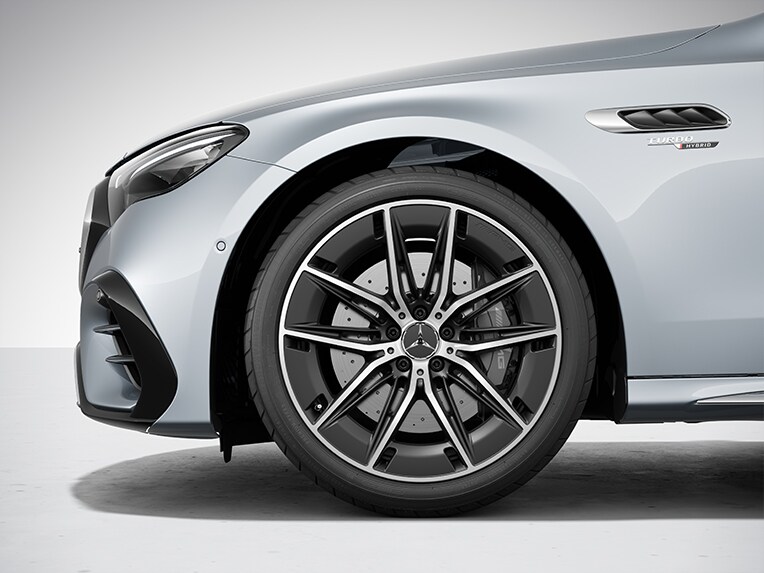 Las llantas de aleación ligera AMG de 50,8 cm (20") en diseño de 5 radios dobles del Clase E Berlina de Mercedes-AMG