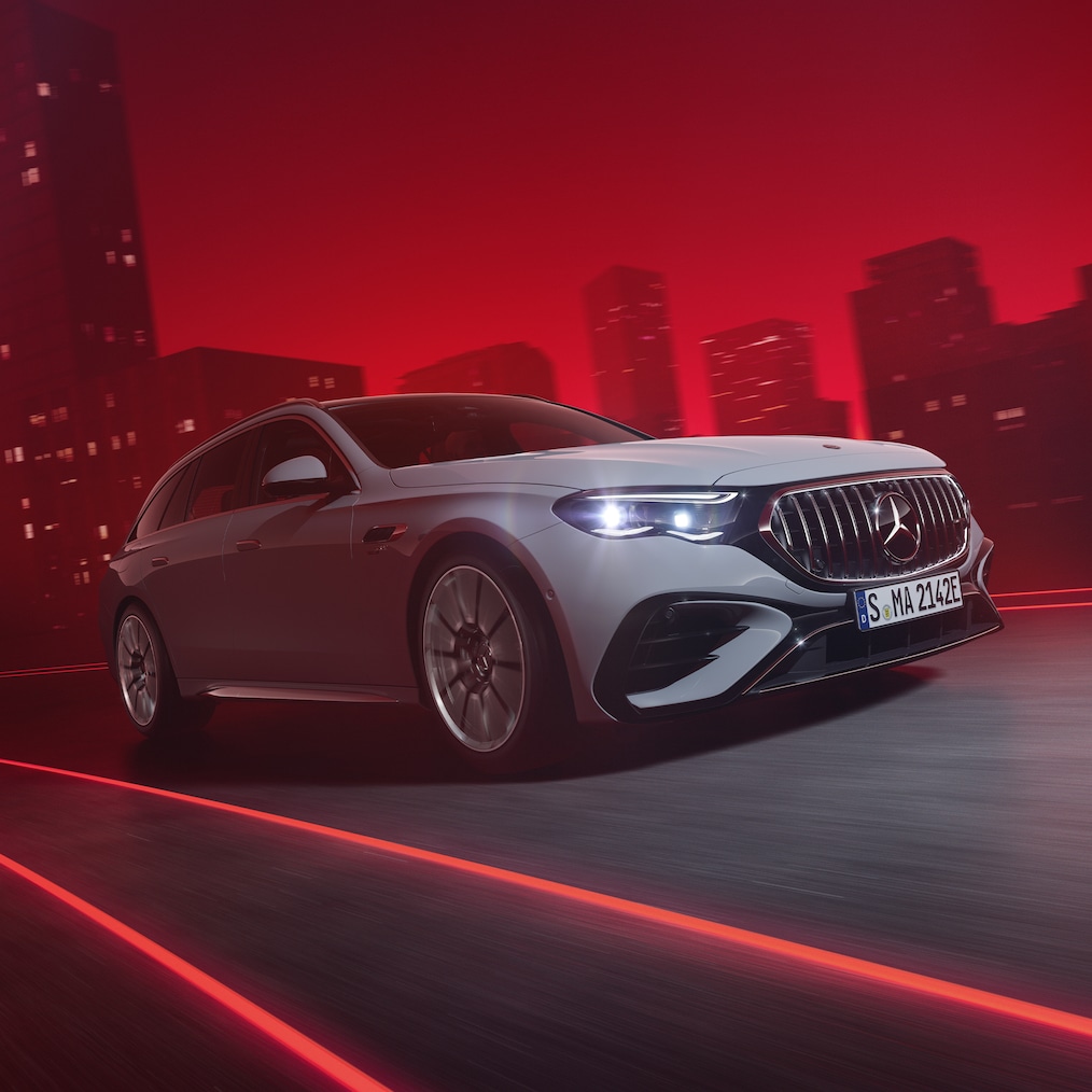 Escorzo delantero dinámico del Mercedes-AMG E 53 HYBRID 4MATIC+ (en marcha).