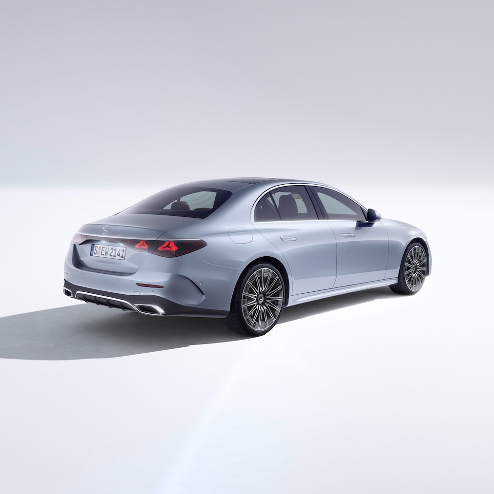 El Clase E Berlina: escorzo trasero del vehículo de lujo de Mercedes-Benz.