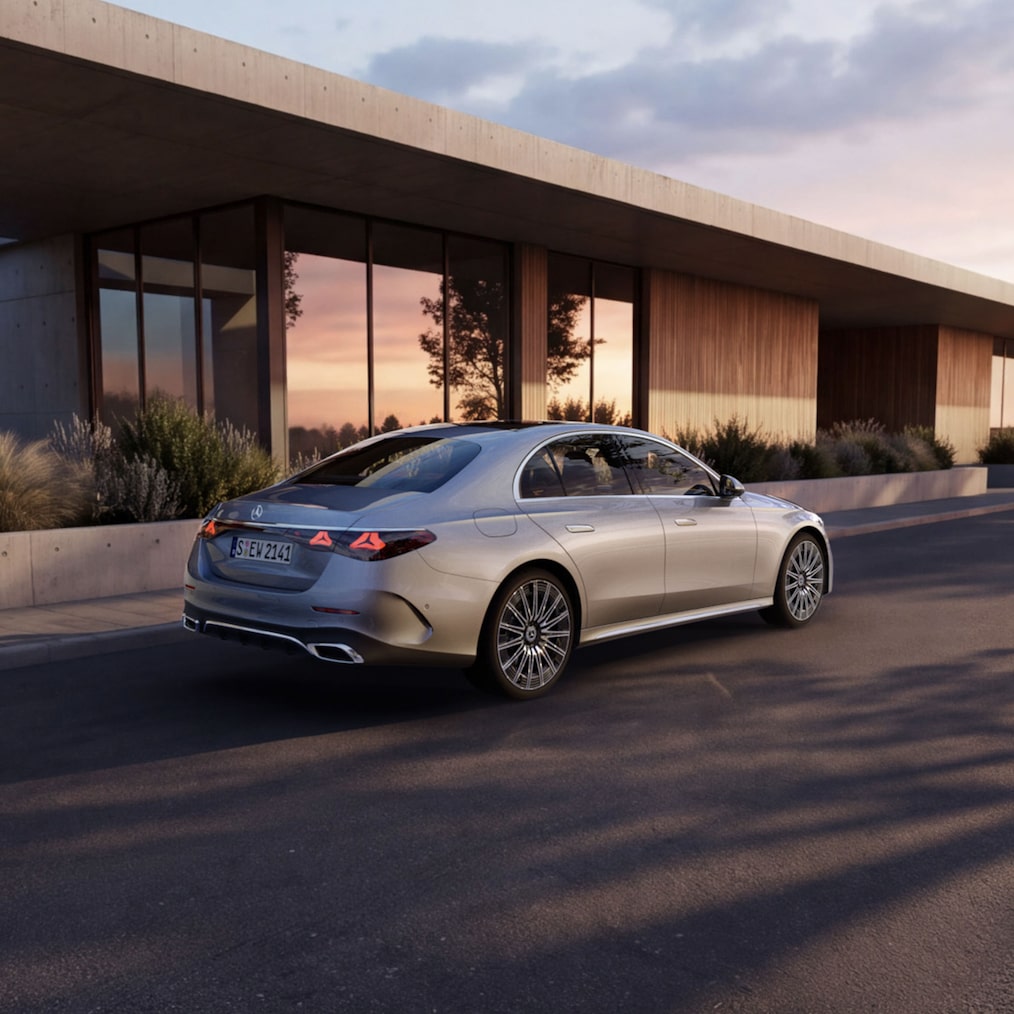 El Clase E Berlina: escorzo trasero del vehículo de lujo de Mercedes-Benz.