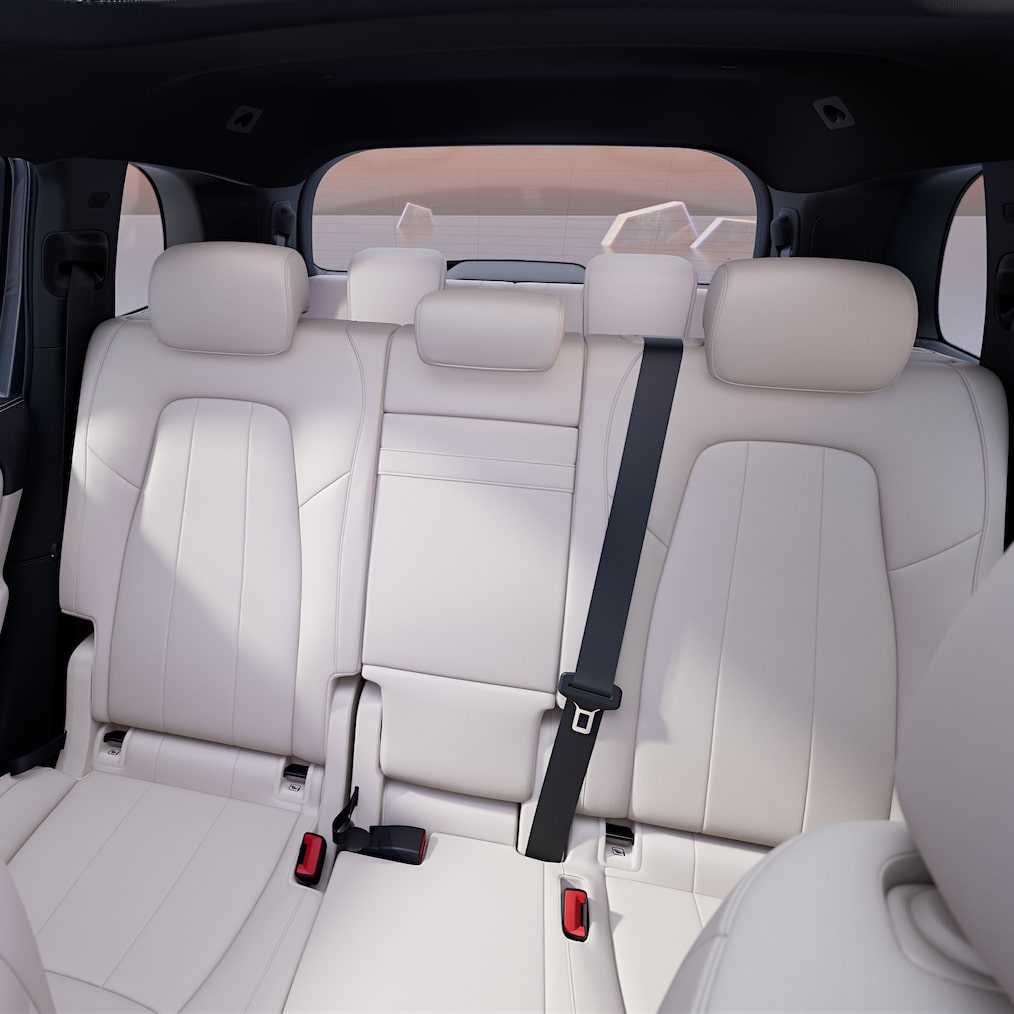 Vista del interior mostrando asientos traseros y compartimento de equipaje.