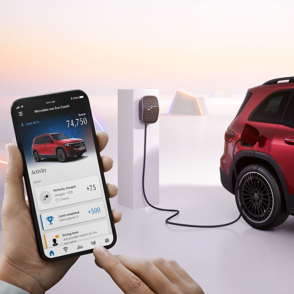 Un Mercedes-Benz EQB recargando la batería en una estación de carga.