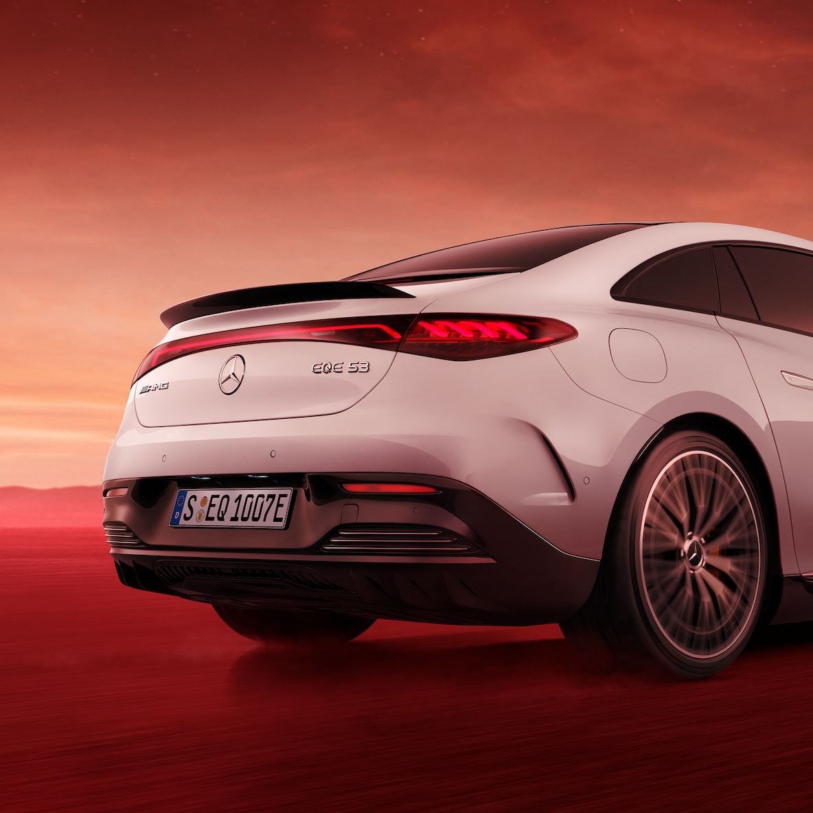 Vista trasera de un Mercedes-AMG EQE 53 4MATIC+ con primer plano del portón trasero y el spoiler, visto desde abajo.