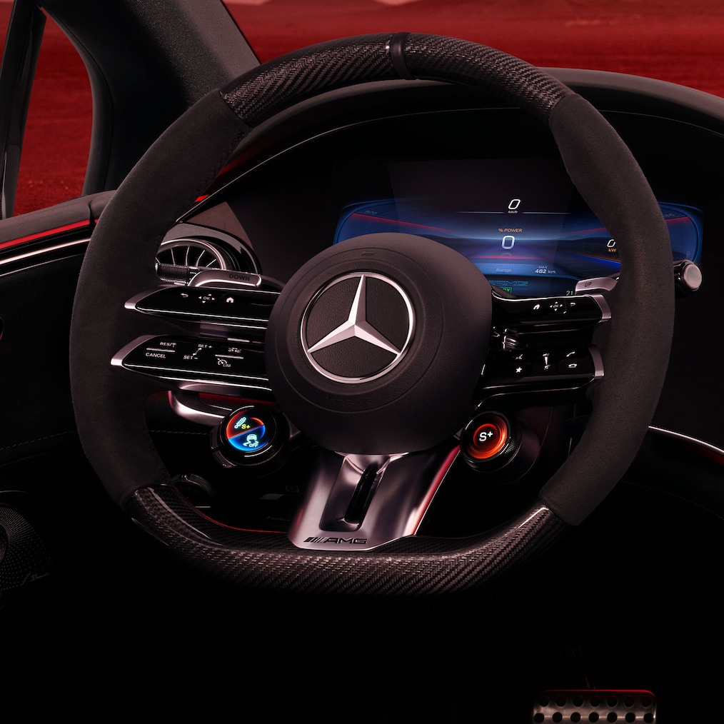 Las teclas AMG del volante en el interior del Mercedes-AMG EQE Berlina.