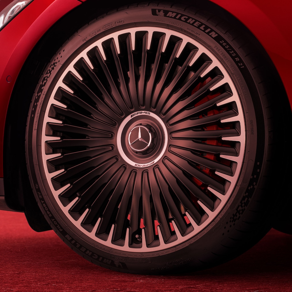 Primer plano de la llanta de aleación AMG RWL en un Mercedes-AMG EQE Berlina.