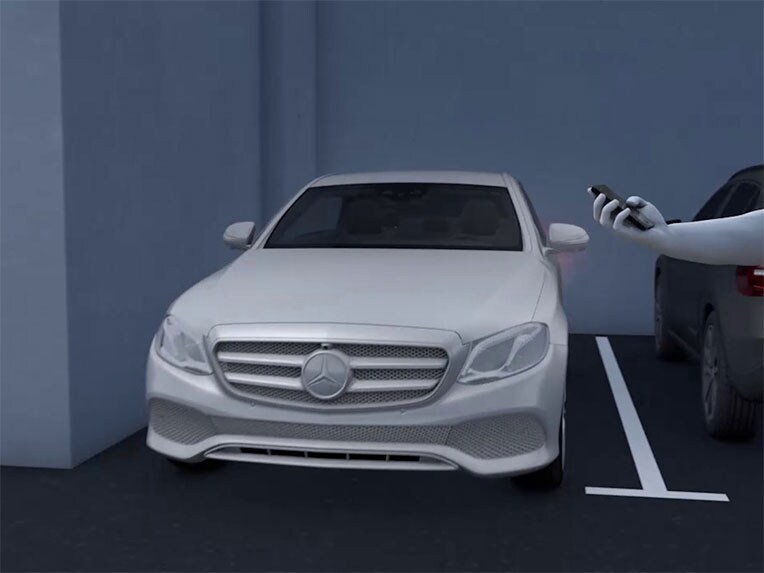El Paquete de Aparcamiento a distancia y el asistente de aparcamiento con memoria del Mercedes-Benz EQE.