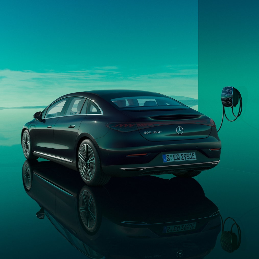 El EQE Berlina cargando en una Mercedes-Benz Wallbox, disponible por separado.