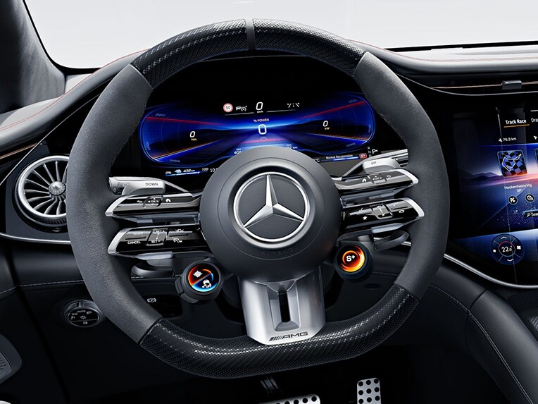 El volante AMG Performance en diseño de fibra de carbono / microfibra MICROCUT del Mercedes-AMG EQE SUV.