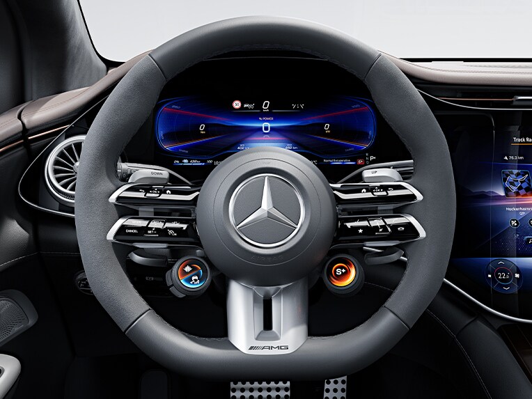 El volante AMG Performance en napa / microfibra MICROCUT para el Mercedes-AMG EQE SUV.