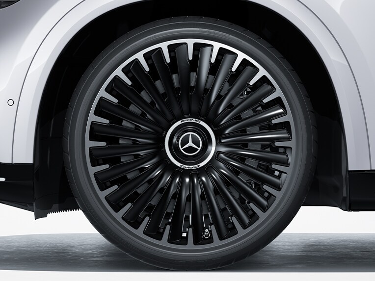 Las llantas de aleación ligera AMG de 55,9 cm (22") con diseño multirradio del Mercedes-AMG EQE SUV.