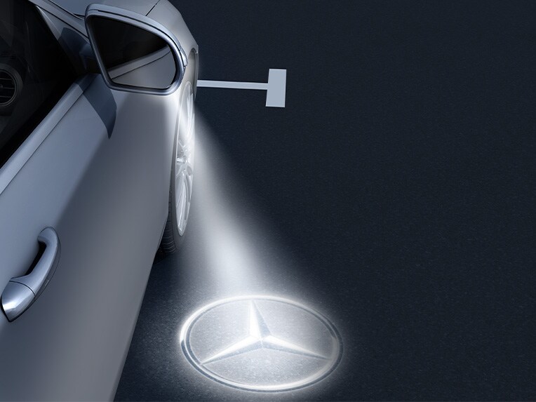 El Mercedes-AMG EQE SUV con iluminación del entorno y proyección animada del logotipo de marca.
