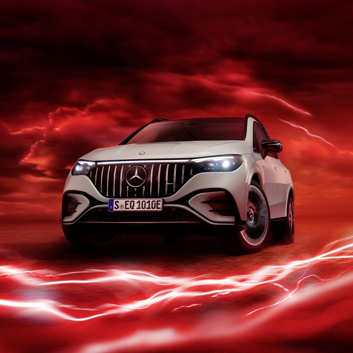Vista frontal del Mercedes-AMG EQE 53 4MATIC+ frente a un fondo rojo.