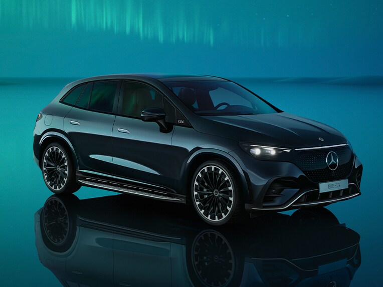 Escorzo frontal del EQE SUV de Mercedes-Benz.