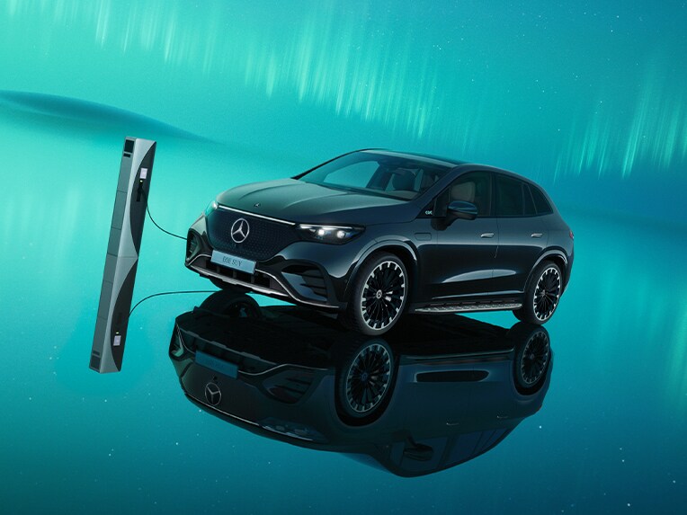 El EQE SUV de Mercedes-Benz en una estación de carga pública.