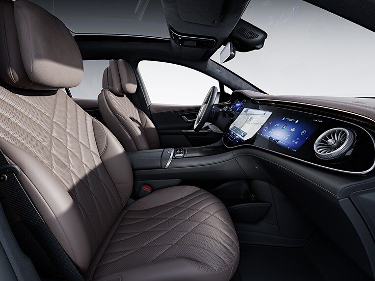 El interior del EQE SUV de Mercedes-Benz con la línea de equipamiento Electric Art Interior.