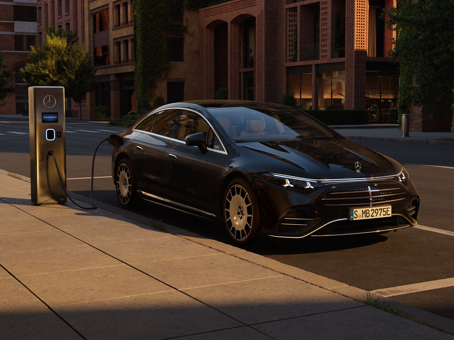 El nuevo EQS totalmente eléctrico de Mercedes-Benz cargándose delante de una estación de carga pública.