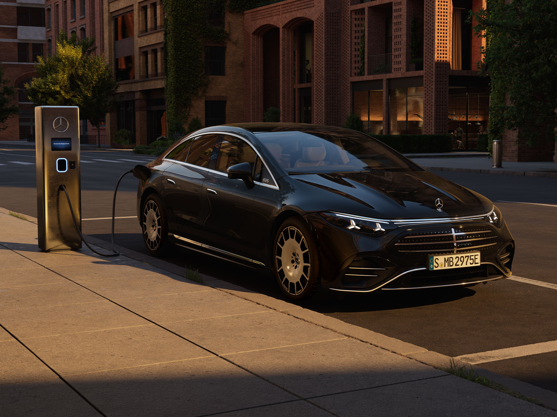 Autonomía y carga | EQS | Mercedes-Benz El nuevo EQS totalmente eléctrico de Mercedes-Benz cargándose delante de una estación de carga pública.