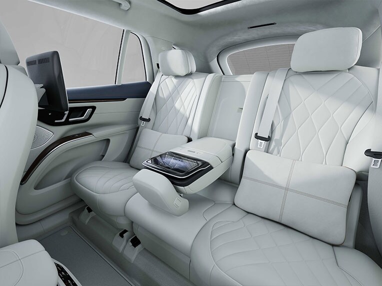 El interior del EQS SUV con segunda fila de asientos flexible.