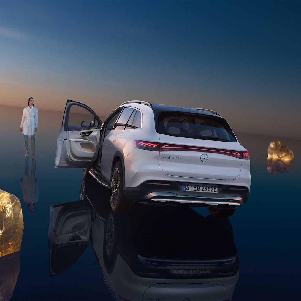 Una vista trasera del EQS SUV con la puerta del conductor abierta.