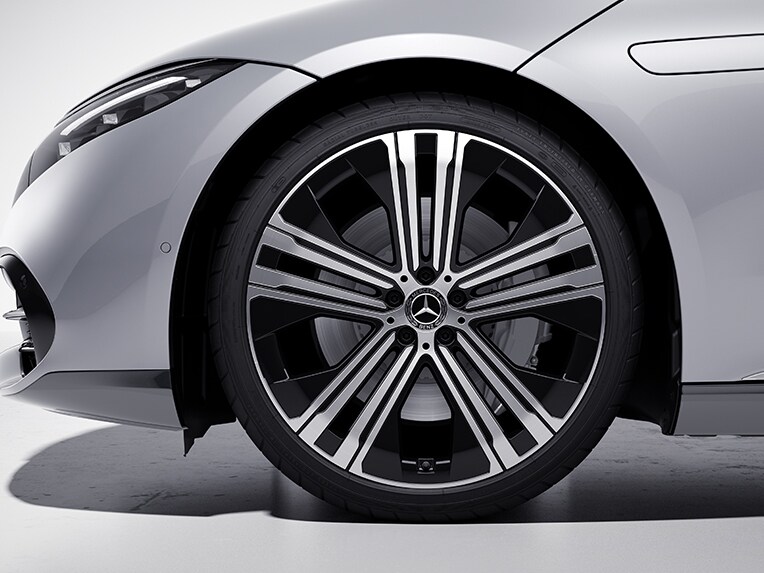 Llantas de aleación de 55,9 cm (22") con 5 radios dobles en el EQS Berlina de Mercedes-Benz.