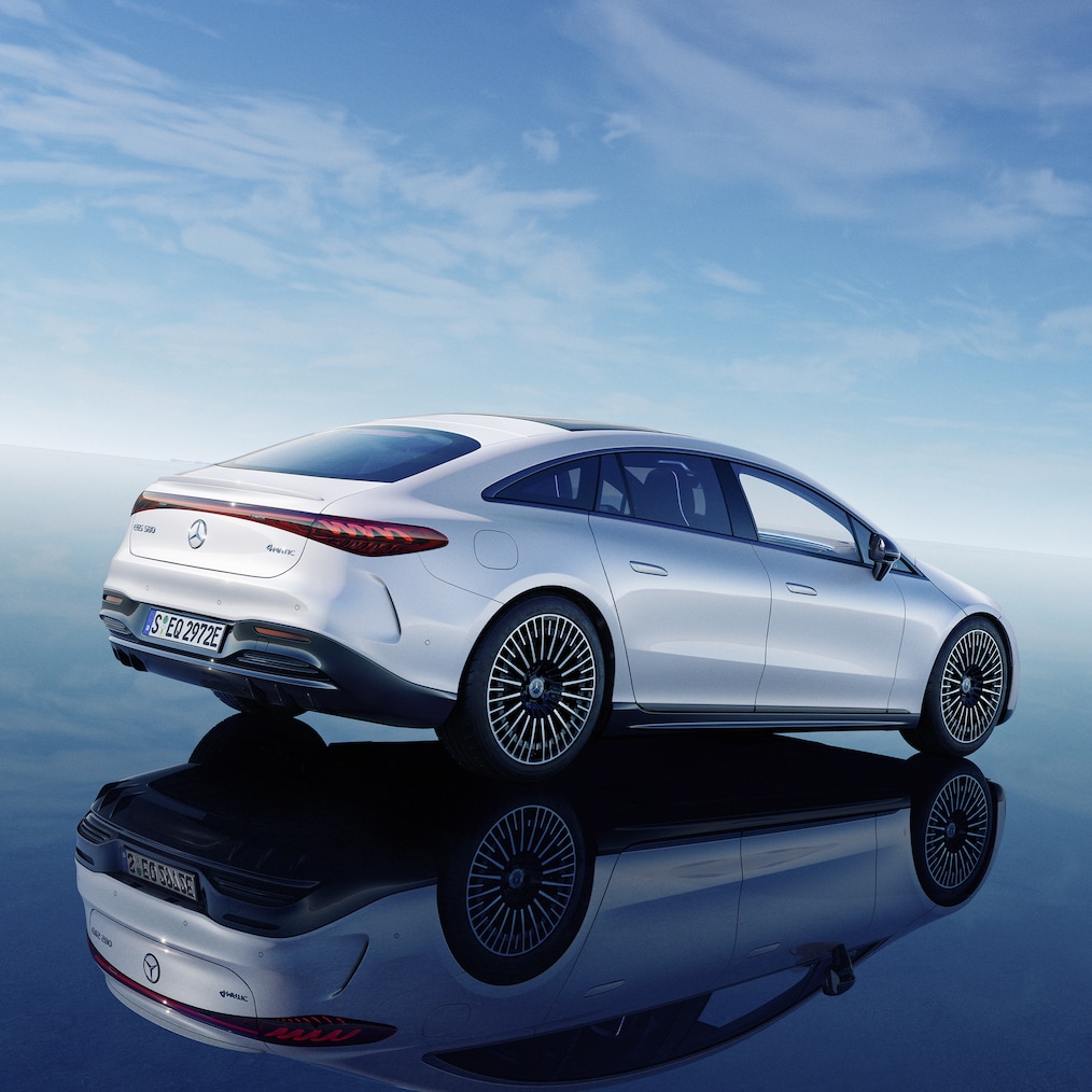 Vista trasera del EQS Berlina con la puerta del acompañante abierta.