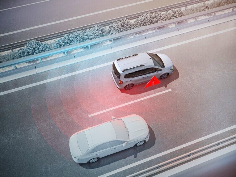 El control de ángulo muerto del Mercedes-Benz EQT.