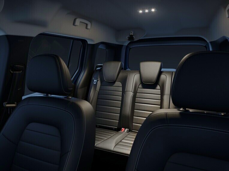 El interior del EQT iluminado con luces LED.