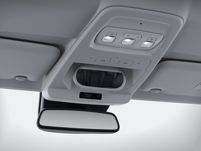 El retrovisor para el espacio interior sobre el retrovisor interior en el puesto de conducción del EQT.